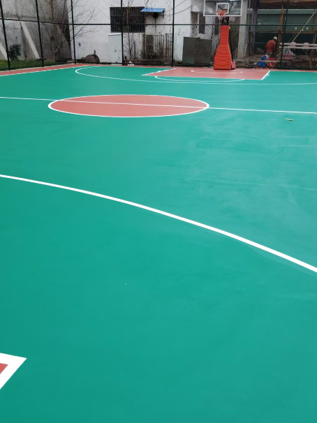 贞丰 球场长期使用易出现地面开裂